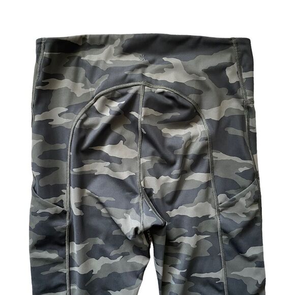 ATHLETA Ultimate 7/8 Tight Camo Size Medium - Picture 4 of 8
